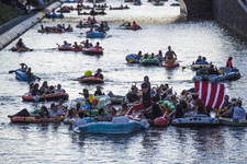 910648 Afbeelding van deelnemers aan de Rubberboot Missie 2016 in de Stadsbuitengracht ter hoogte van de Catharijnekade ...